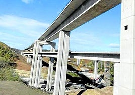 Desvío desde Bizkaia hacia Gipuzkoa y Álava en el llamado nudo de Bergara mediante un 'salto de carnero' o cruce de vías a diferentes alturas.