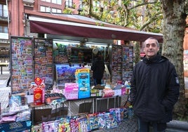 José Miguel Hernández, frente a su kiosco ubicado en pleno centro de Errenteria.