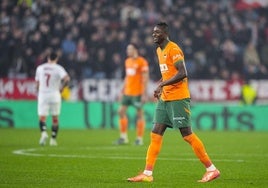 Umar Sadiq durante su debut en LaLiga con el Valencia.