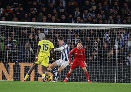 Aritz despeja el balón ante la presencia de Barry.