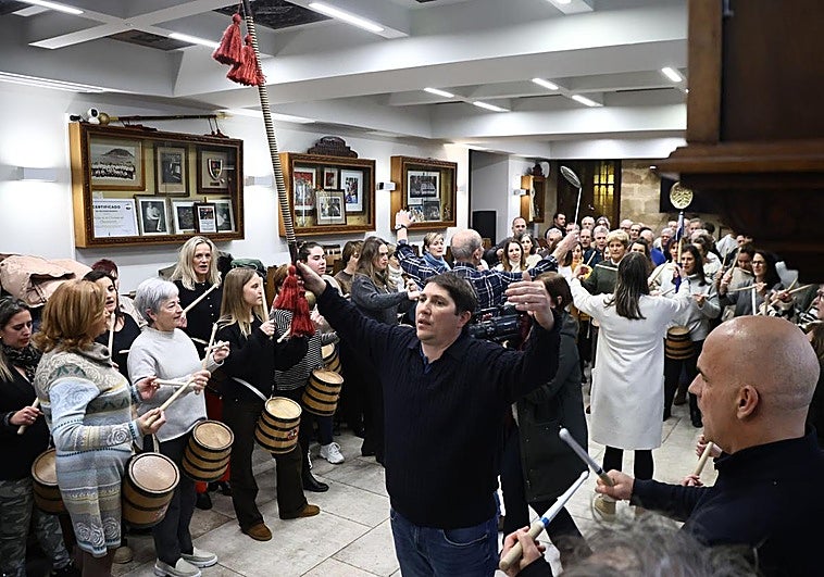 Gonzalo Aldanondo dirige ayer su primer ensayo como Tambor Mayor de Gaztelubide