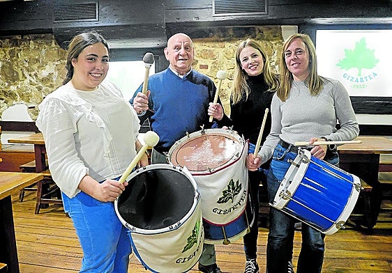 Miguel Osés, junto a su nieta Iraia y sus hijas Nora y Naiara, en los momentos previos de un ensayo con la tamborrada de Gizartea.