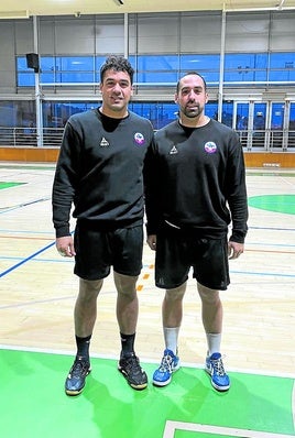 Rodrigo y Esteban Salinas, en un entrenamiento en Hondartza.