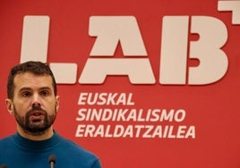 Igor Arroyo, coordinador de LAB, con el logotivo renovado de fondo.