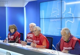 Portavoces del Movimiento de Pensionistas de Euskal Herria, ayer en Vitoria