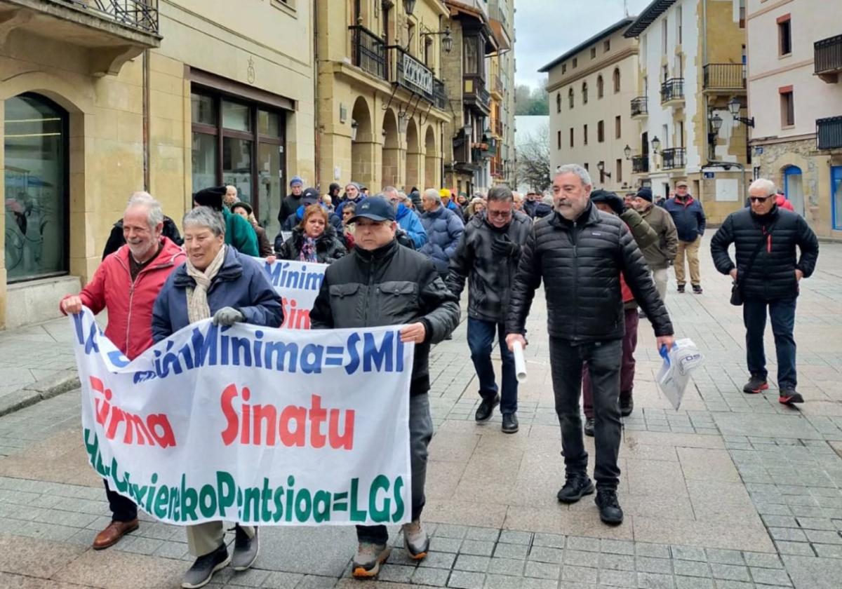 La primera protesta de los pensionistas en 2025 volvió a recorrer las calles errenteriarras.