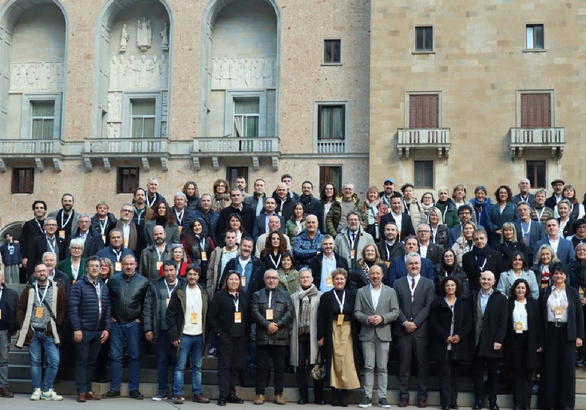 Foto de grupo de los participantes en el acto celebrado este fin de semana en Montserrat, entre ellos, en primera fila, Jon Luqui y Rosa Maiza.