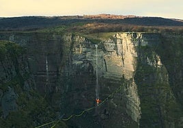 Imagen del documental con uno de los protagonistas cruzando la línea frente al salto del Nervión.