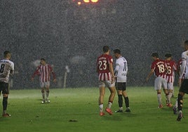 AguacerosAl equipo txuribeltz le está tocando aguantar fuertes chaparrones en sentido literal y metafórico.