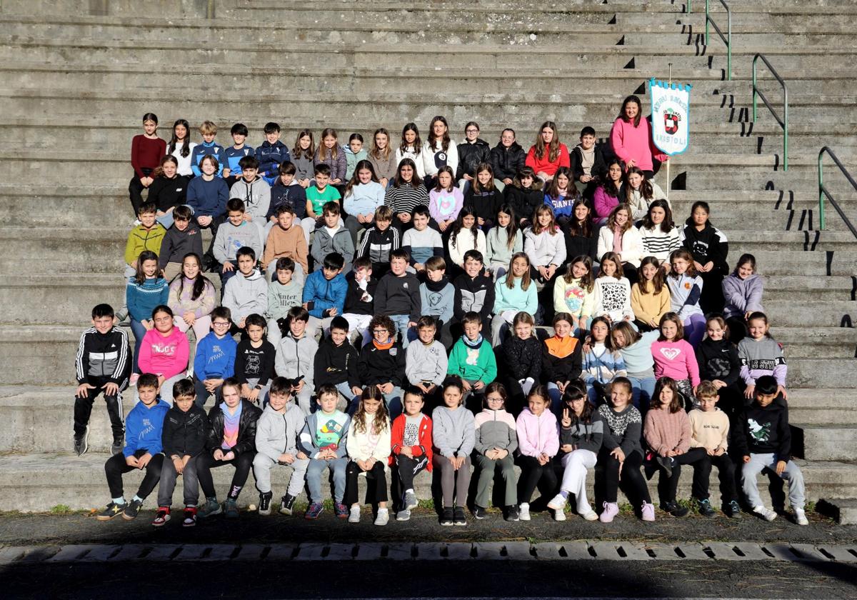 Los alumnos de la ikastola Herri Ametsa que participarán en la tamborrada infantil 2025.