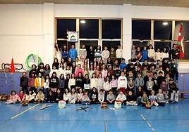 Alumnos del colegio Ikasbide que participarán el día 20 en la Tamborrada Infantil 2025 por el centro de San Sebastián