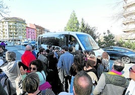 Un grupo de visitantes espera para subirse a un autobús durante la pasada temporada de sidrerías.