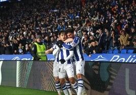 Aihen, Kubo y Zubimendi celebran el gol del nipón ante una grada entregada ante el Villarreal