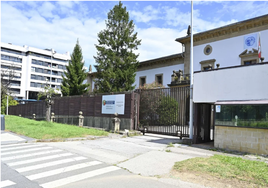 Entrada principal a la cárcel de Martutene, con el barrio de Txomin al fondo.