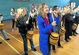 Parte de los componentes de la tamborrada del CD Fortuna ensayando el pasado domingo en el polideportivo Pío Baroja.