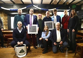 Los homenajeados Juan Carlos López y Chema Cibrián junto a representantes institucionales y de las tamborradas del Centro.