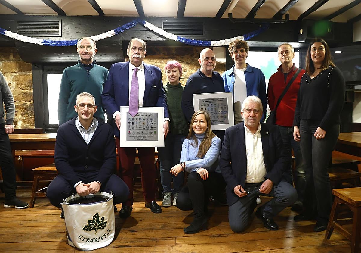 Los homenajeados Juan Carlos López y Chema Cibrián junto a representantes institucionales y de las tamborradas del Centro.
