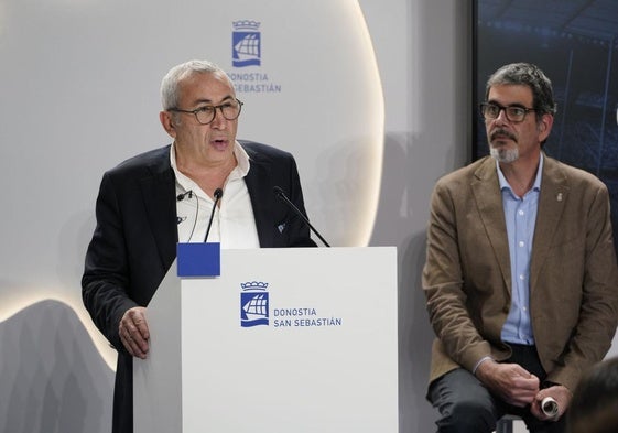 El presidente del Aviron de Baiona, Philippe Tayeb, junto a Eneko Goia en la presentación del partido que se disputará en Anoeta.