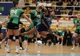 Joao lanza a portería entre la defensa rival ayer en Bidebieta.