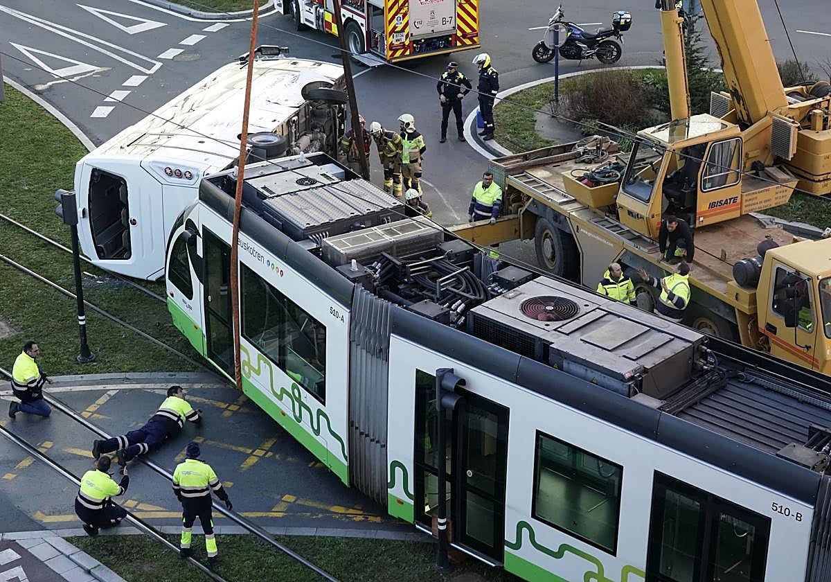 La fuerza del impacto ha provocado que el microbús volcara.