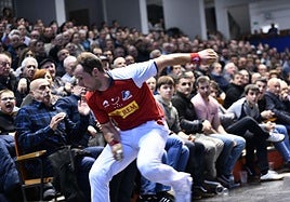 Aitor Elordi, en la contracancha de un Atano III lleno de aficionados.