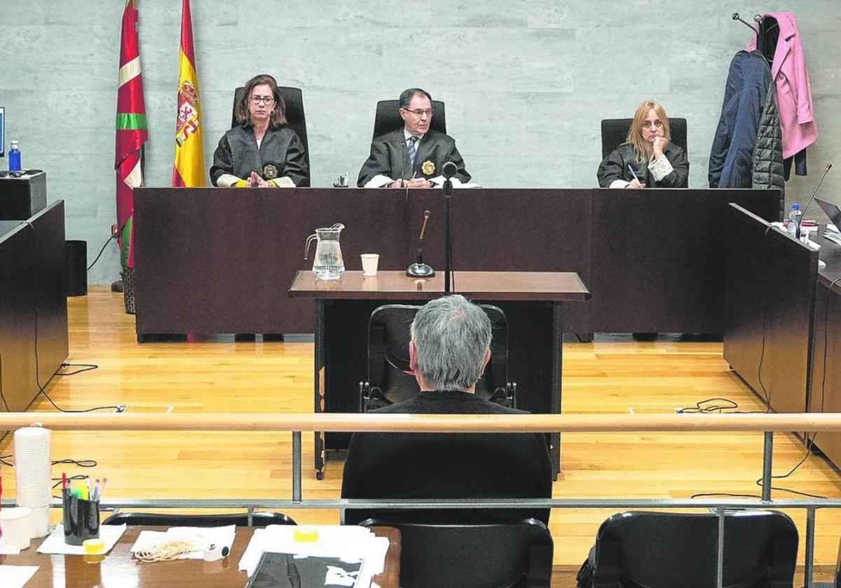 El acusado, sentado en el banquillo, al inicio del juicio ayer en la Sección Sexta de la Audiencia vizcaína.