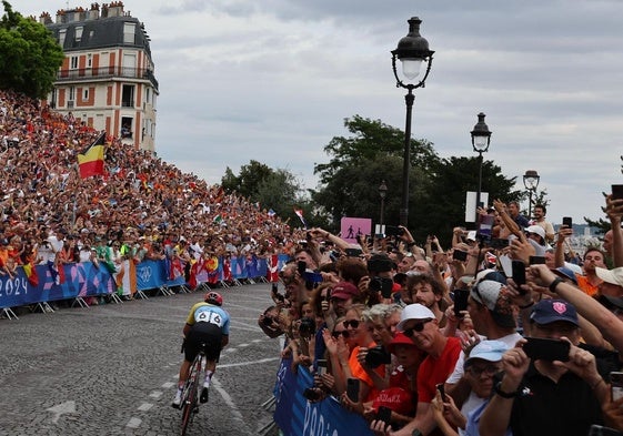 Remco Evenepoel se dirige hacia su victoria en los Juegos Olímpicos entre la multitud congregada en Montmartre.