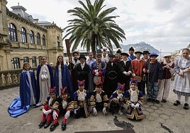 Los cargos de honor y los personajes de la Tamborrada Infantil en una de las terrazas del Ayuntamiento este miércoles.