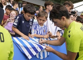 Urko, firmando autógrafos durante un entrenamiento de esta temporada