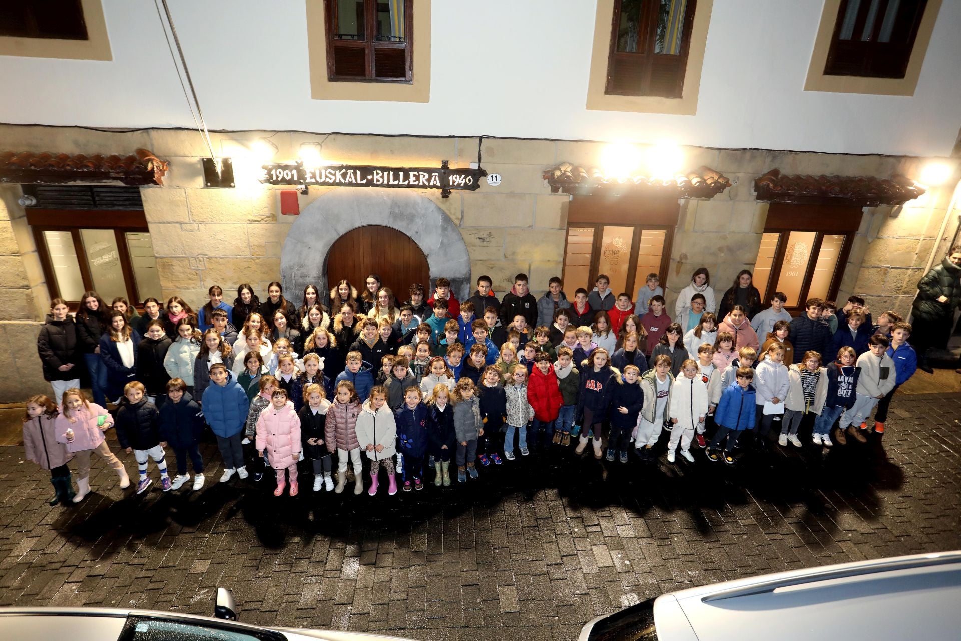 Las niñas y niños de Euskal Billera participantes en la Tamborrada Infantil 2025.