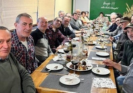 El pasado año la Cofradía de San Sebastián reunió a 25 de sus miembros a la mesa.