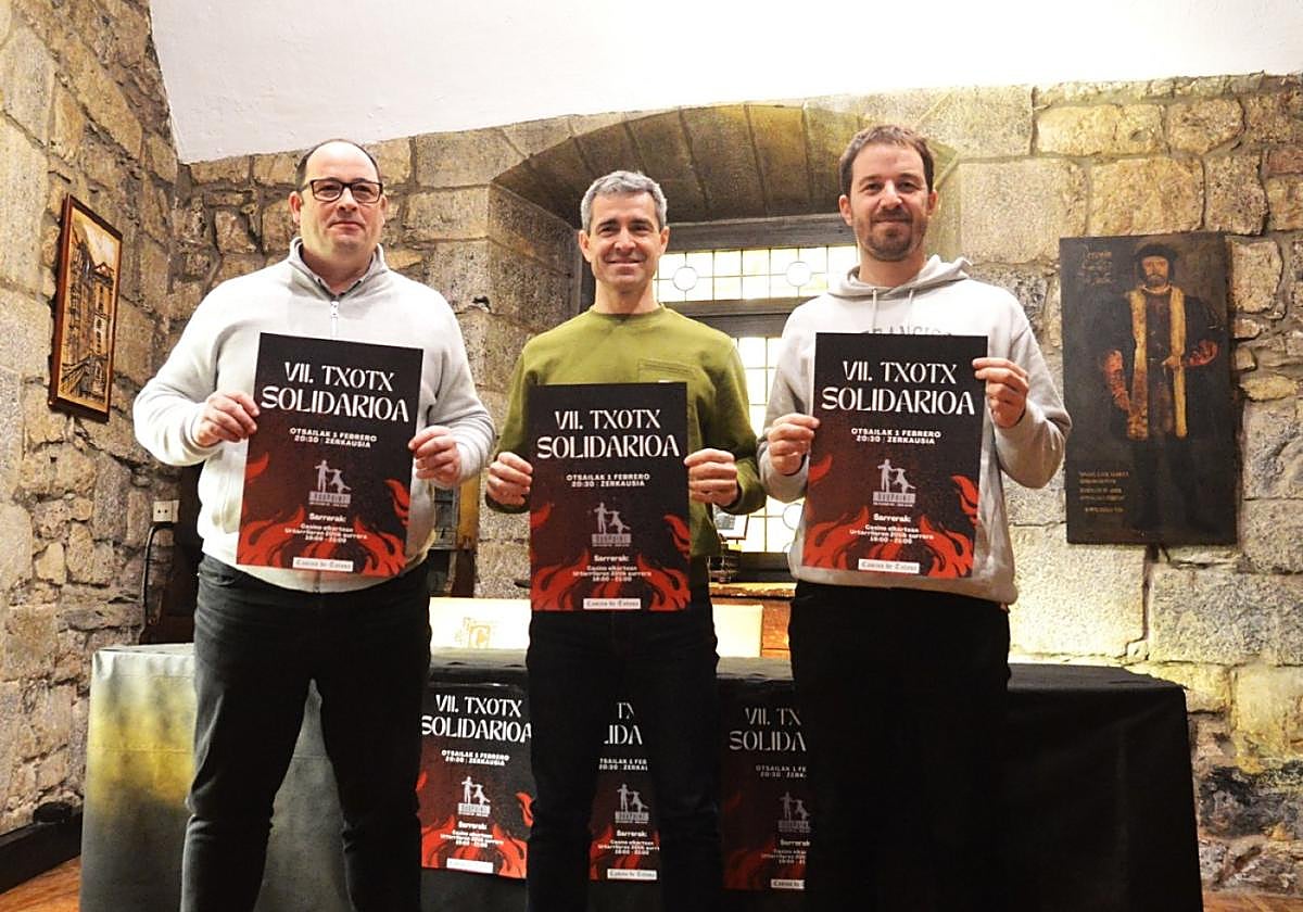 Representantes de la organización y de las sidrerías, durante la presentación del txotx solidario.