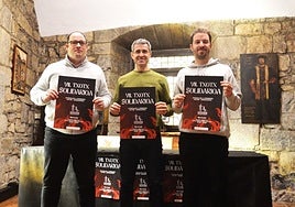 Representantes de la organización y de las sidrerías, durante la presentación del txotx solidario.