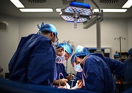 Unos médicos realizan un trasplante en un quirófano.