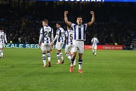 Oyarzabal celebra el 1-0 con el público.