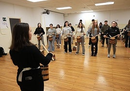 Los componentes de Antigua-Luberri Danborrada ensayando el pasado lunes.