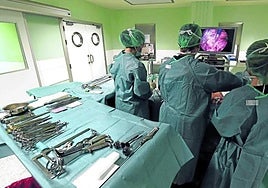 Profesionales de Osakidetza en una operación.