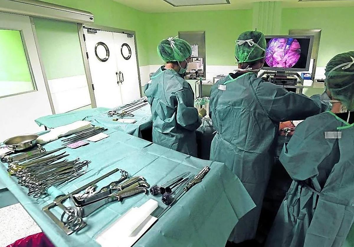 Profesionales de Osakidetza en una operación.