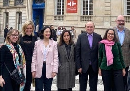 Una delegación del PNV, con Andoni Ortuzar a la cabeza, frente al histórico edificio parisino.