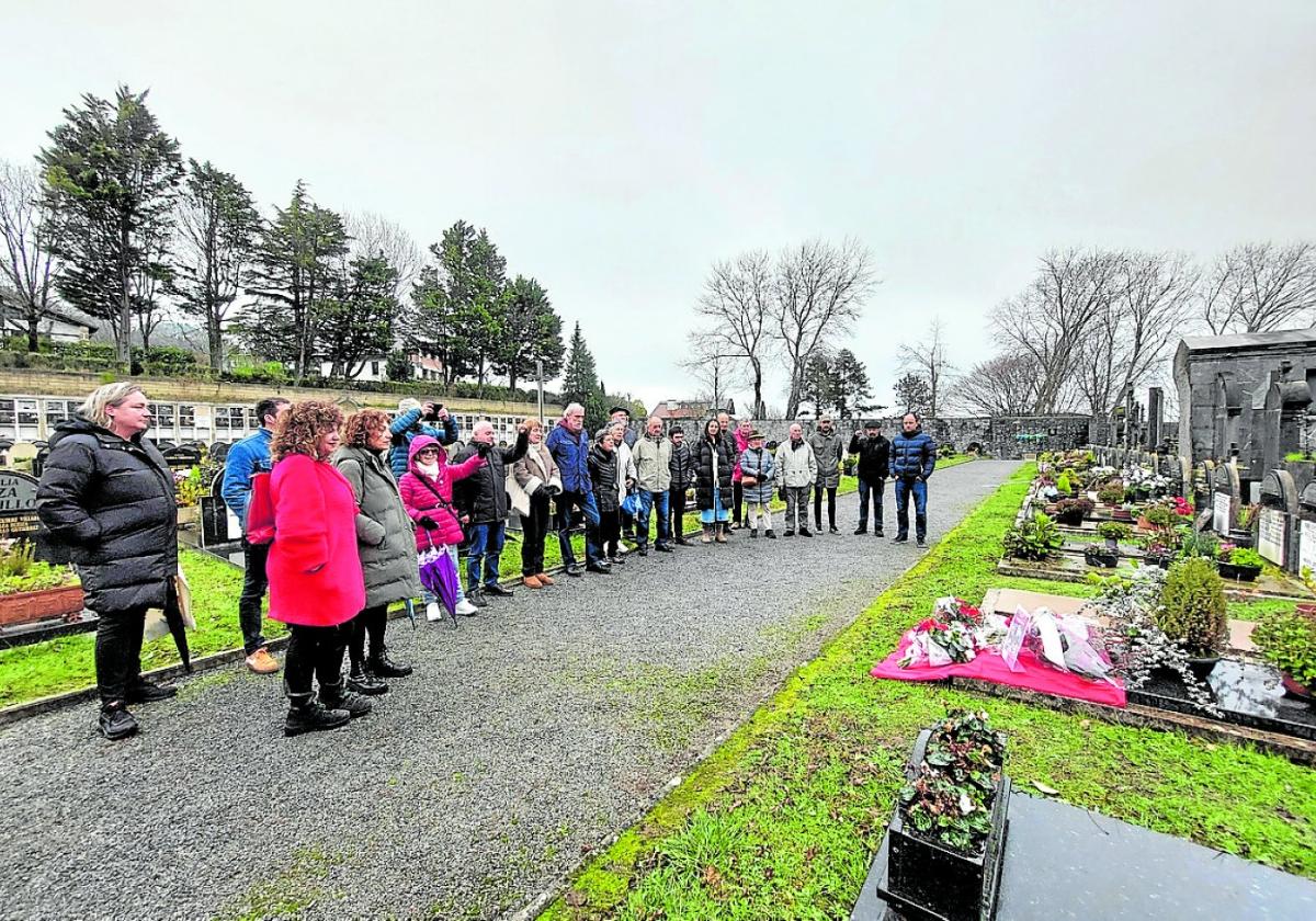 El acto de homenaje y ofrenda floral se llevaron a cabo en el cementerio.