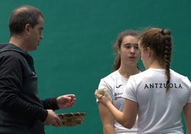 Leire Galeano junto a Mirian Arraiza juegan mañana en casa ante la pareja Lea Ibarra.