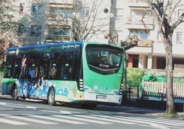 Uno de los autobuses eléctricos realizando su recorrido, todavía en fase de pruebas y ajustes.