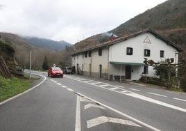 En el acceso a Altzola desde Elgoibar el radar se instalará tras la señal que avisa de un paso de peatones (foto izquierda) y en el acceso desde Mendaro frente al caserío Altzolabe (derecha).