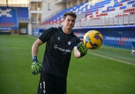 Alex Domínguez, ayer en Ipurua en su presentación como jugador del Eibar .