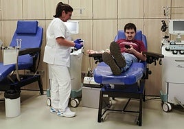 Una enfermera extrae la sangre de un donante ayer en Donostia.