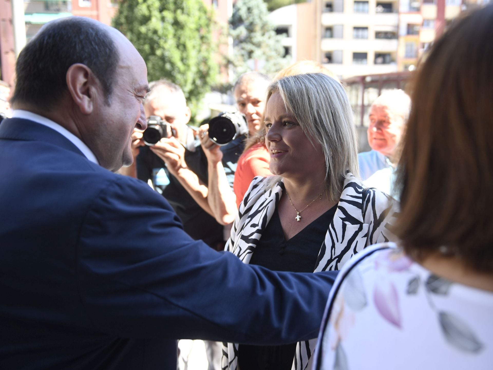 Saludo a Mari Mar Blanco, hermana del edil del PP de Ermua Miguel Ángel Blanco, secuestrado y asesinado por ETA en 1997. 