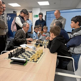 Afición. Una de las partidas organizada este año por parte del club de ajedrez de la localidad.