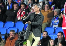 Imanol, dando órdenes durante el partido de Copa ante el Rayo