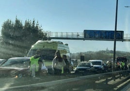 Un choque entre diez vehículos en Andoain deja tres heridos y provoca largas retenciones