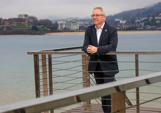 El secretario general de los socialistas guipuzcoanos, José Ignacio Asensio, posa en Donostia con la bahía de La Concha a su espalda.